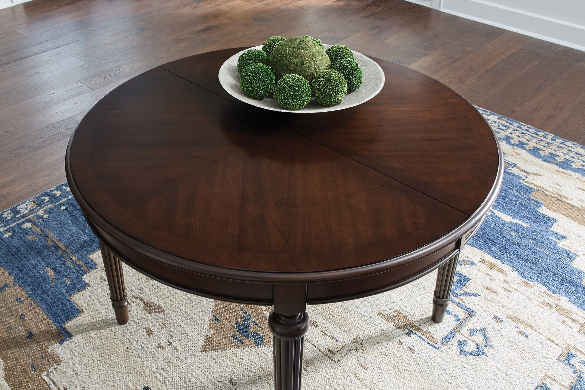 Lavinton Oval Dining Room EXT Table Signature Design by Ashley®