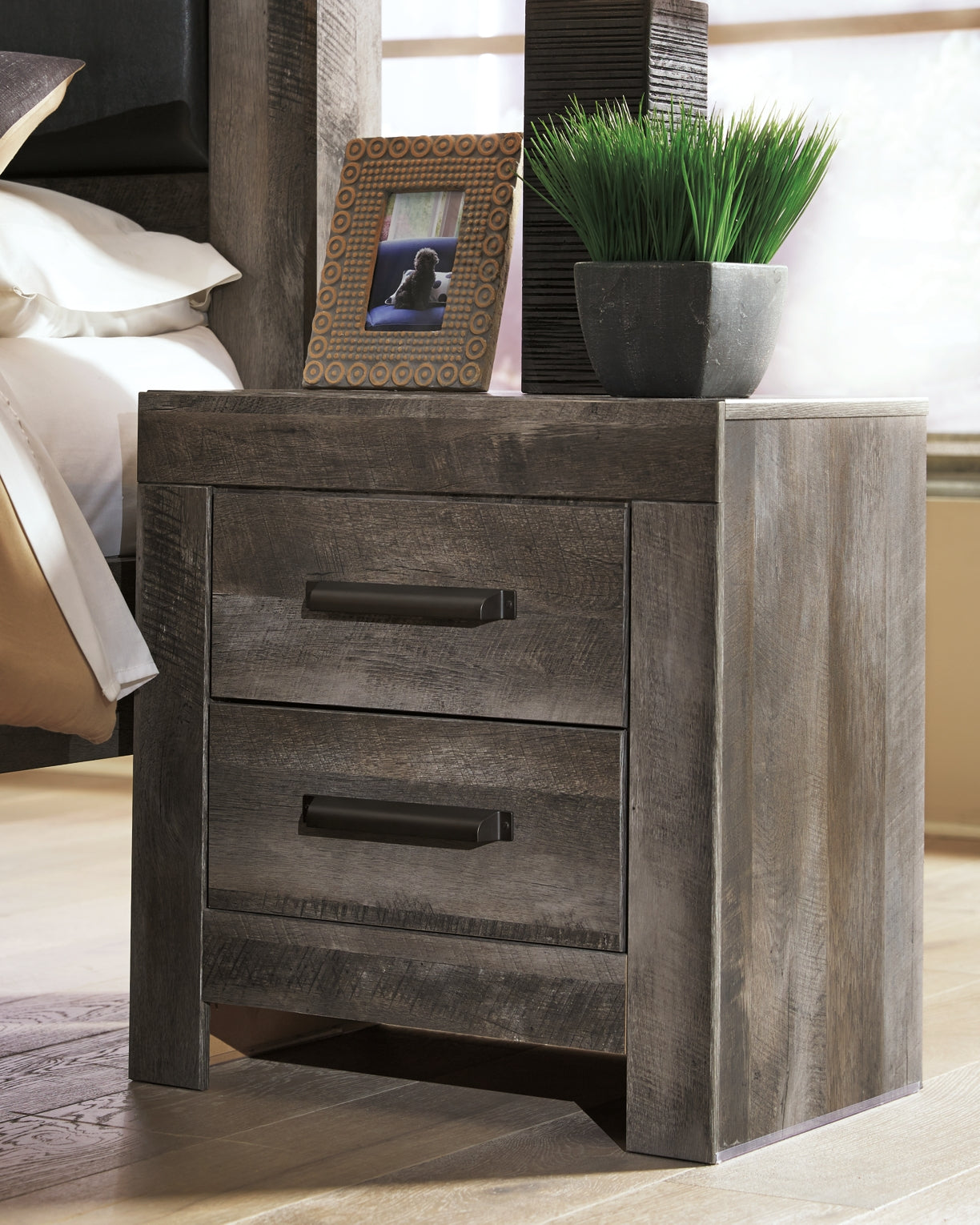 Wynnlow Queen Crossbuck Panel Bed with Mirrored Dresser and 2 Nightstands Signature Design by Ashley®