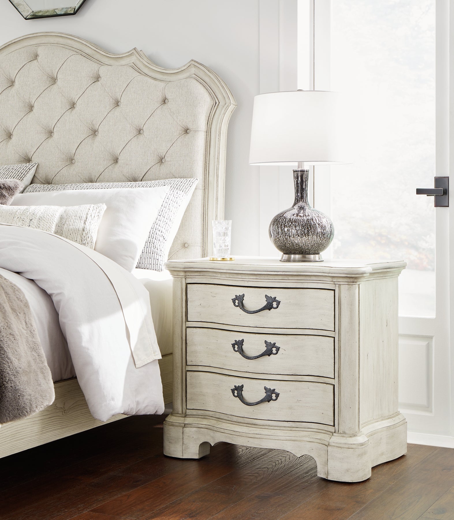 Arlendyne Queen Upholstered Bed with Mirrored Dresser and Nightstand Signature Design by Ashley®